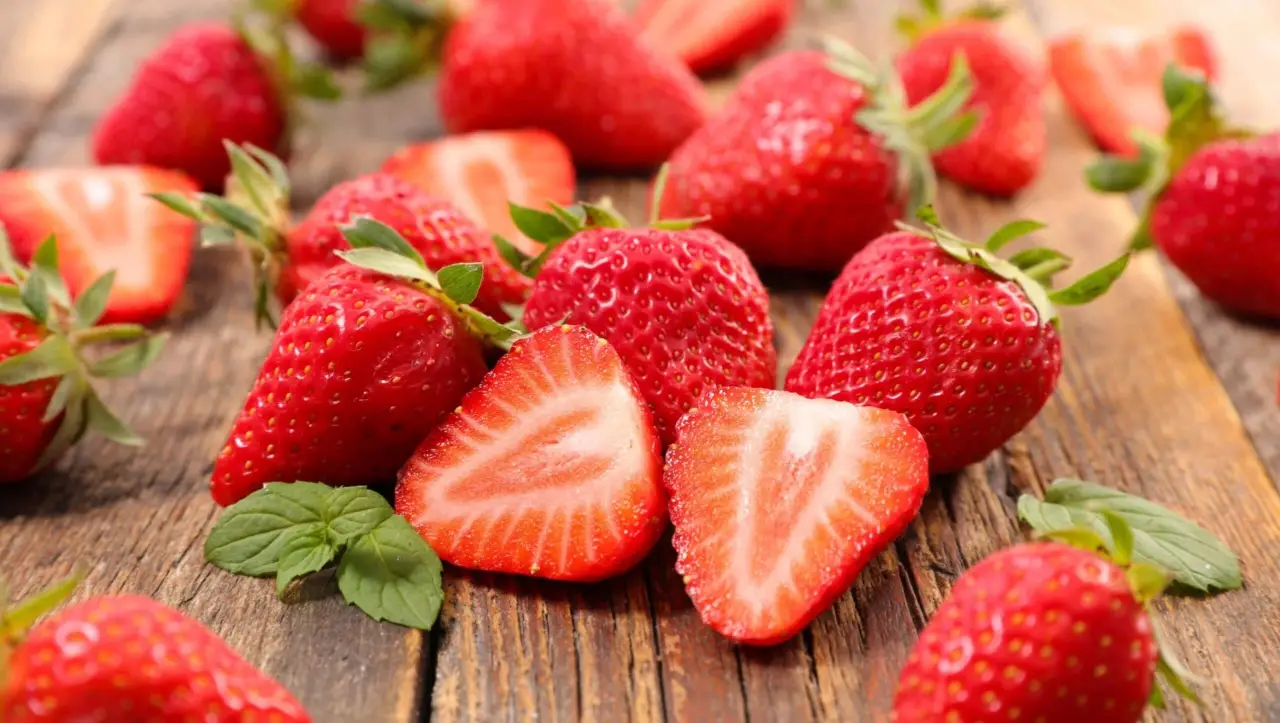 Il modo giusto per raccogliere fragole senza rovinarle Il modo giusto per raccogliere fragole senza rovinarle