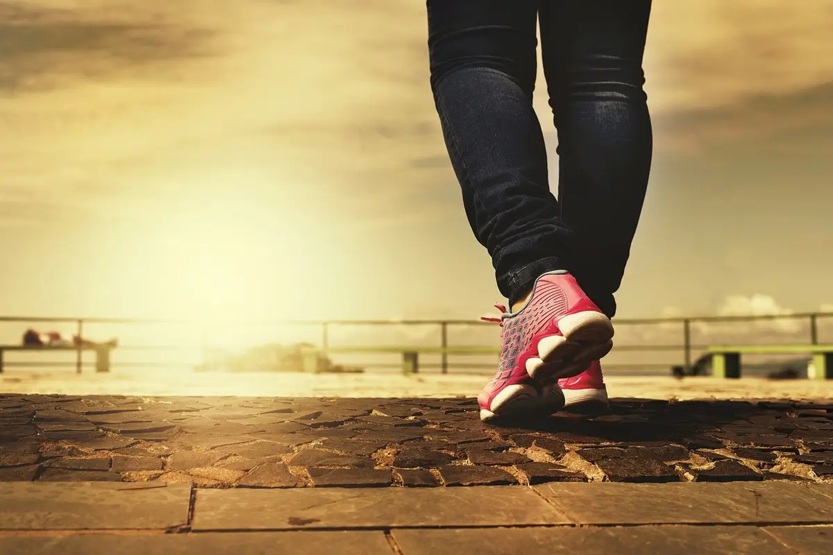 La camminata serale che aiuta a dormire meglio La camminata serale che aiuta a dormire meglio