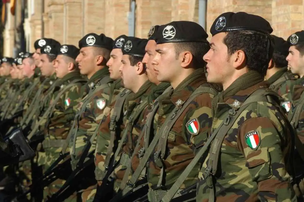 Vuoi arruolarti nell'esercito? Ecco gli stipendi aggiornati delle forze armate italiane Vuoi arruolarti nell'esercito? Ecco gli stipendi aggiornati delle forze armate italiane