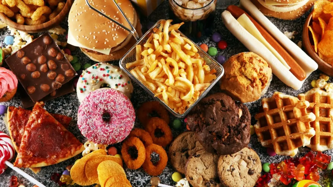 Questi alimenti quotidiani nascondono rischi per la salute: ecco quali evitare Questi alimenti quotidiani nascondono rischi per la salute: ecco quali evitare