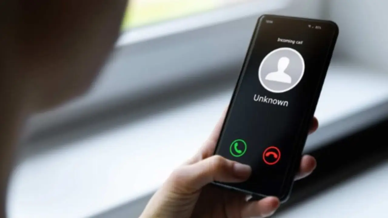 Attenzione alle false offerte luce: come riconoscerle al telefono Attenzione alle false offerte luce: come riconoscerle al telefono