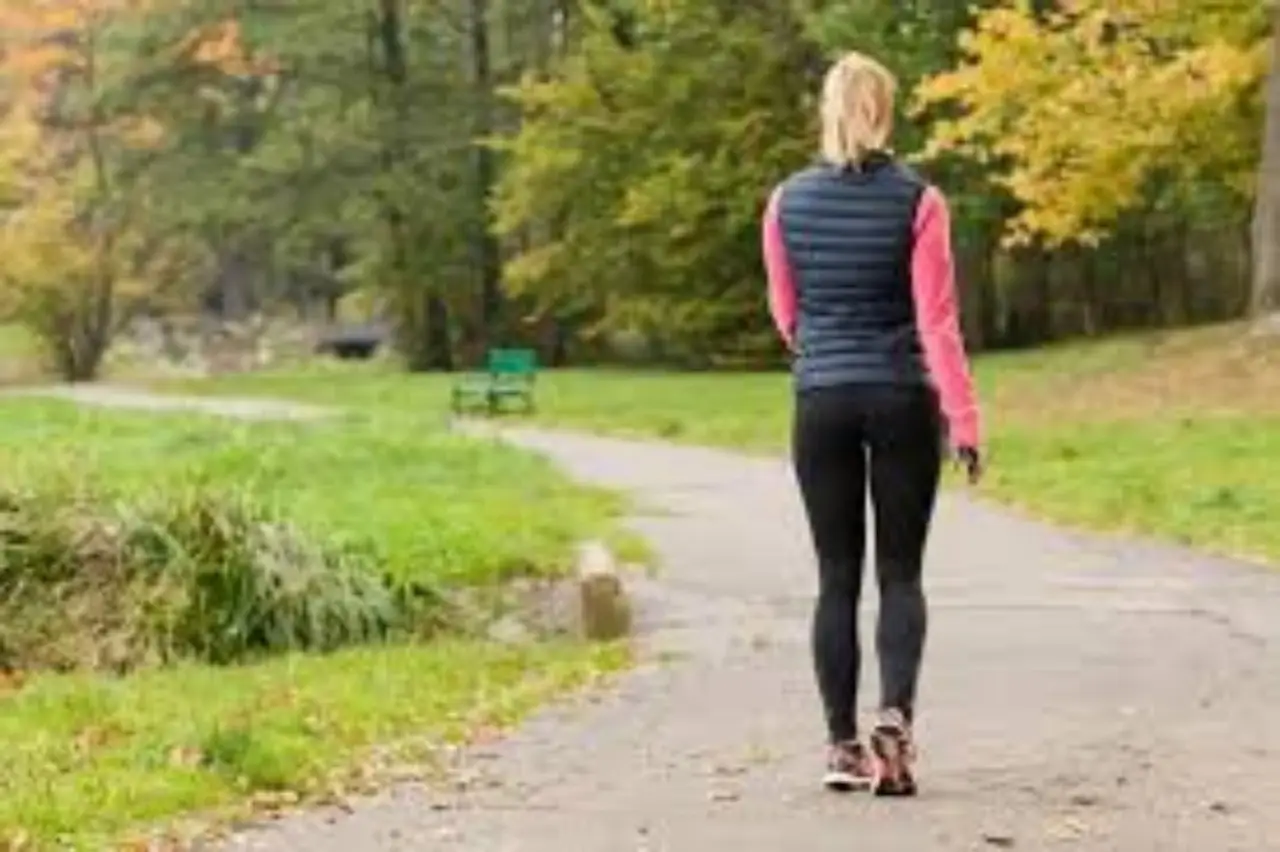 La camminata serale che aiuta a dormire meglio La camminata serale che aiuta a dormire meglio