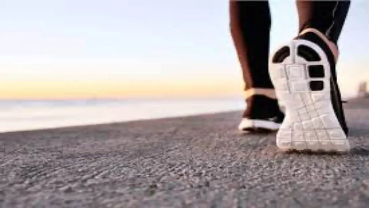 La camminata serale che aiuta a dormire meglio La camminata serale che aiuta a dormire meglio